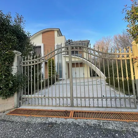 With 4 Bedrooms And 4 Bathrooms