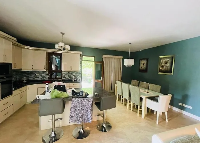 With 4 Bedrooms And 4 Bathrooms * Велипойе