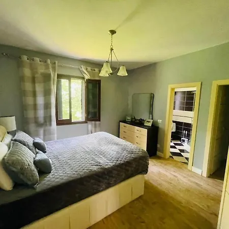 With 4 Bedrooms And 4 Bathrooms 别墅 *