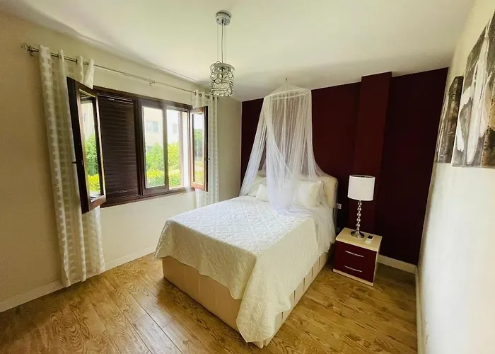 With 4 Bedrooms And 4 Bathrooms 别墅