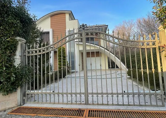 With 4 Bedrooms And 4 Bathrooms